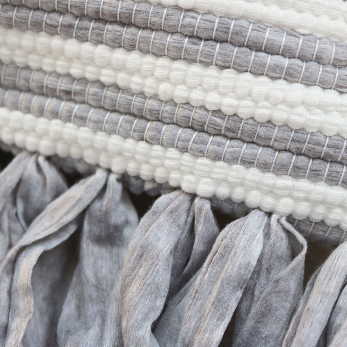 Cushion Riscas com Franja