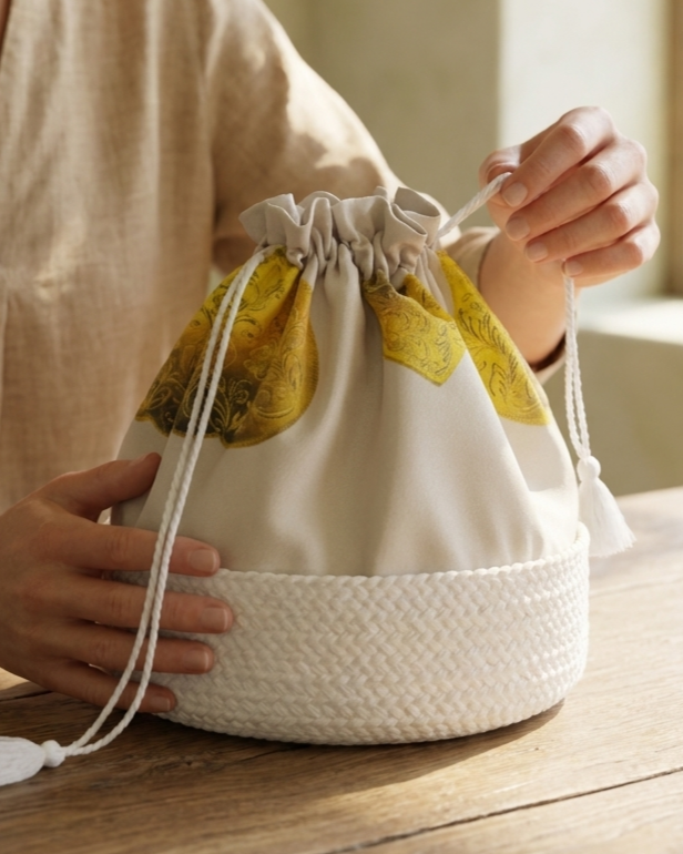 Cesto do pão Vianesa feito manualmente com fibras diversas e aplicação de poliéster e algodão, fabricado em Portugal.