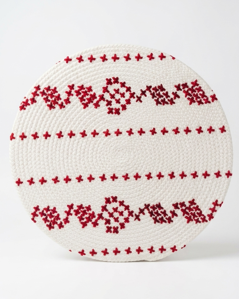 Individual redondo em trança estampado Vianesa, 100% fibras diversas, fabricado em Portugal.