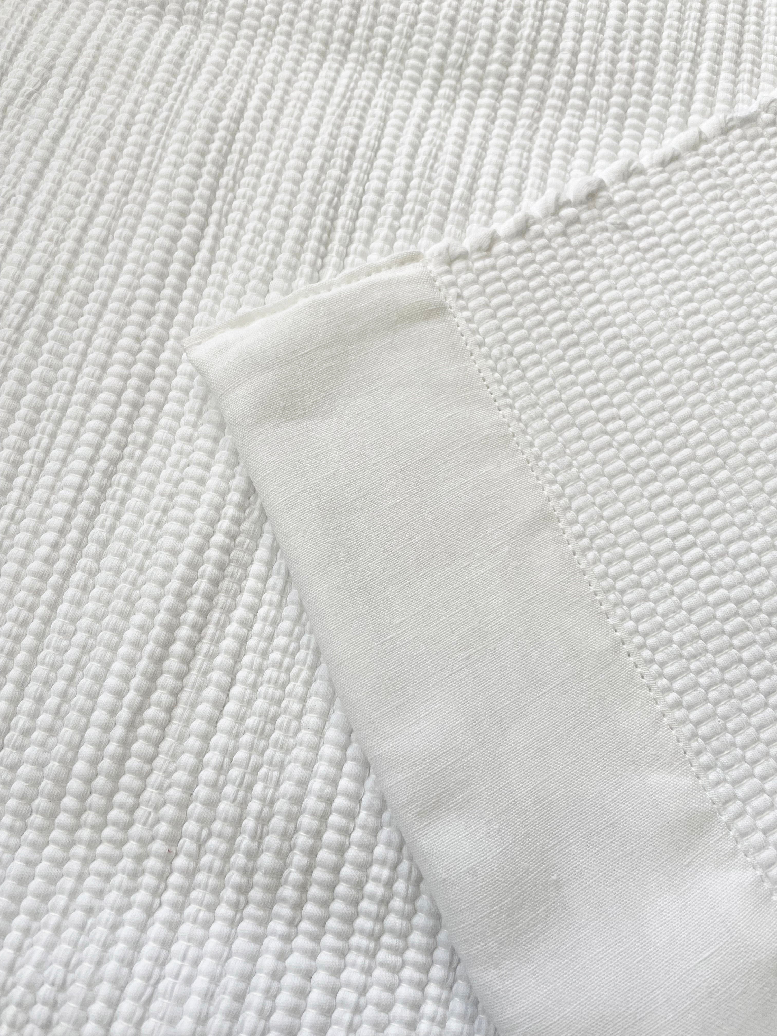 Tapete Branco com Aplicação Linen