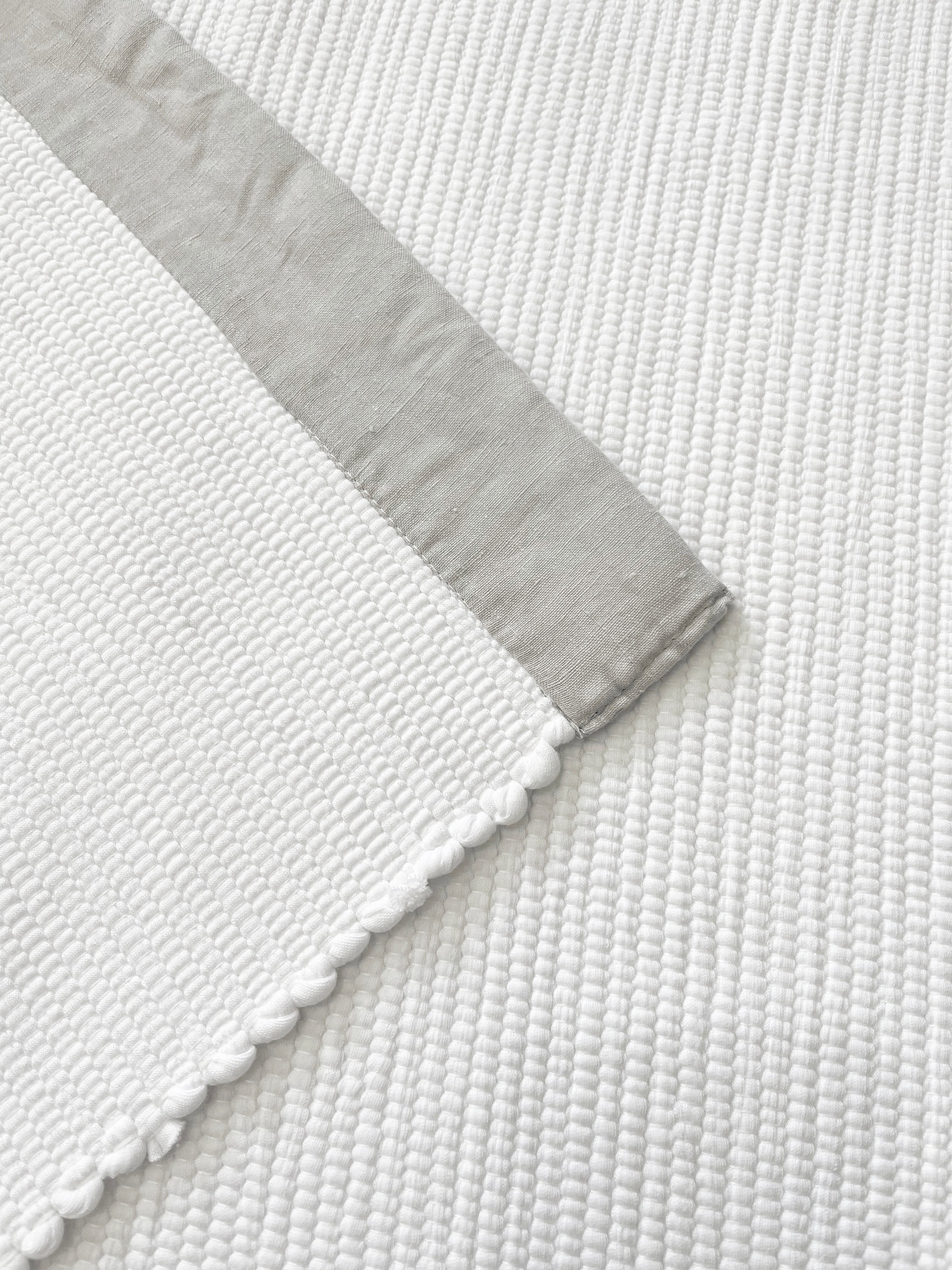 Tapete Branco com Aplicação Linen
