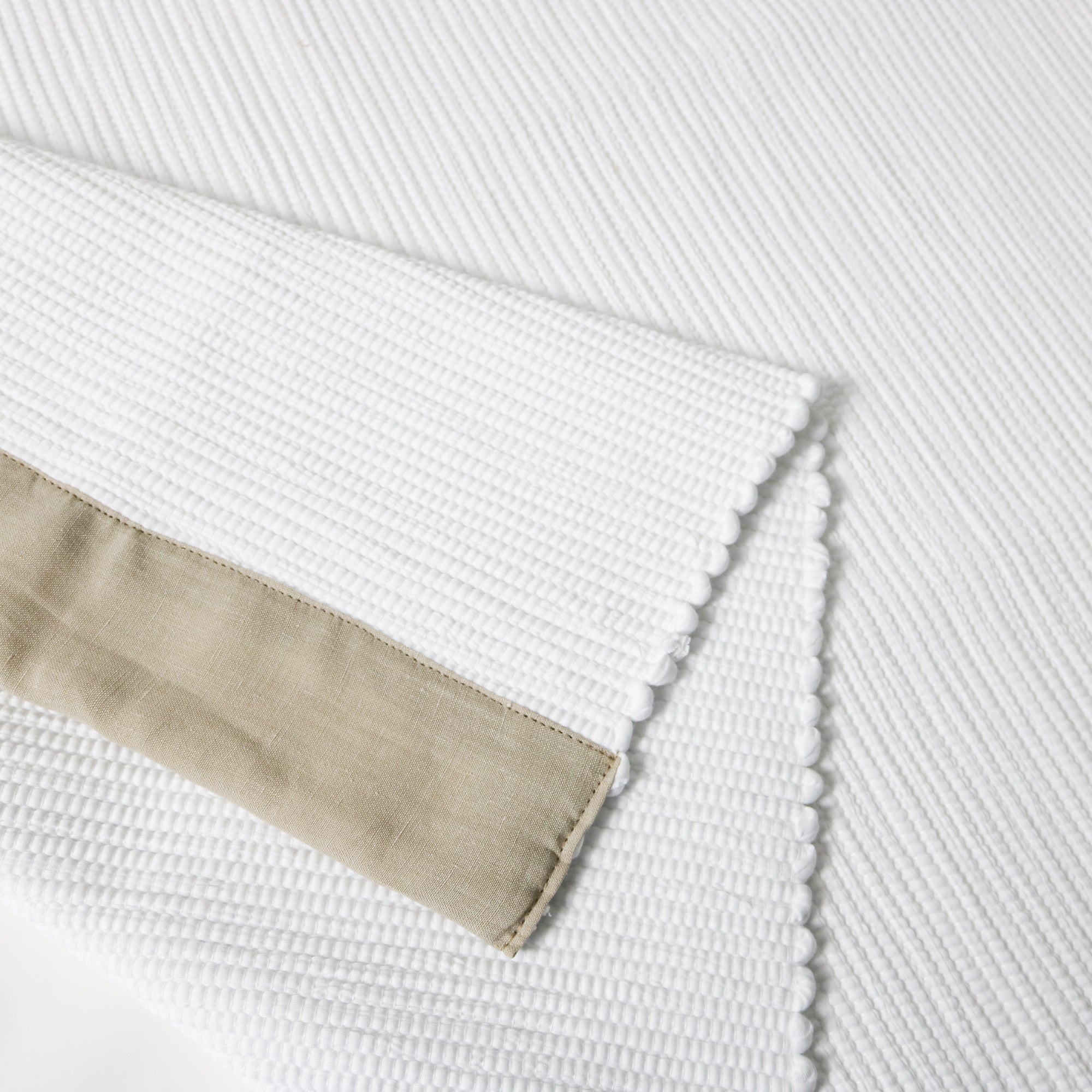 Tapete Branco com Aplicação Linen
